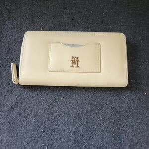 Tommy Hilfiger Leather Round Zip Long Wallet Creamy